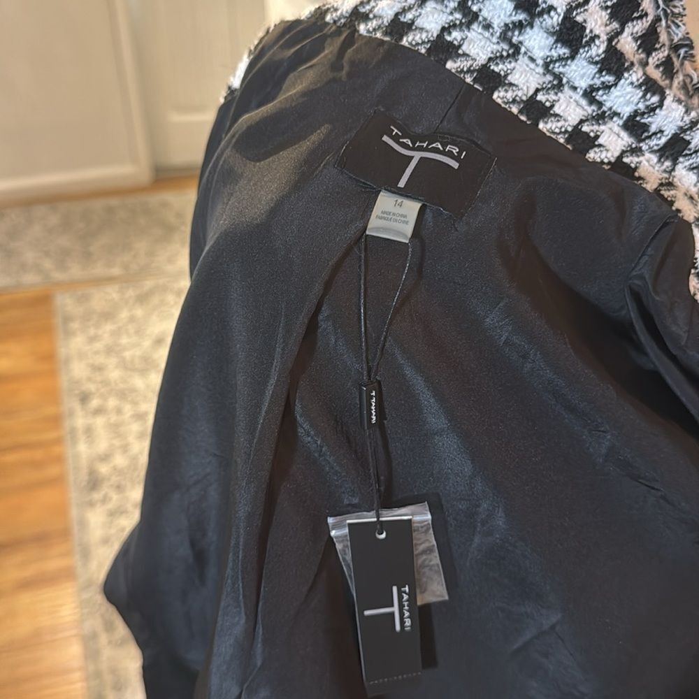 Tahari Jacket. - Picture 4 of 6